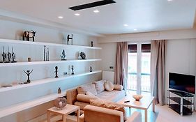 Luxuriοus minimal apartment in Acropolis